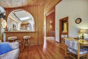 TV, fireplace, stereo - HOA  w/ Pools & Hot Tubs, Dogs Ok- Northstar On The Course (Truckee)