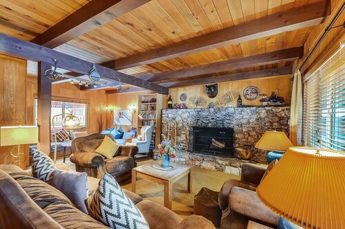 Private Hot Tub, Fireplace, Sleeps 12 -Sahara Lodge, pets ok!