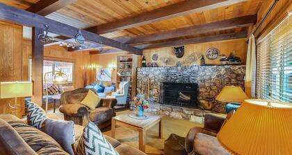 Private Hot Tub, Fireplace, Sleeps 12 -Sahara Lodge, pets ok!
