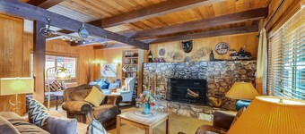 Private Hot Tub, Fireplace, Sleeps 12 -Sahara Lodge, pets ok!