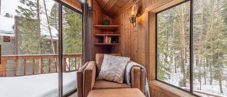 Télévision, cheminée, chaîne hi-fi