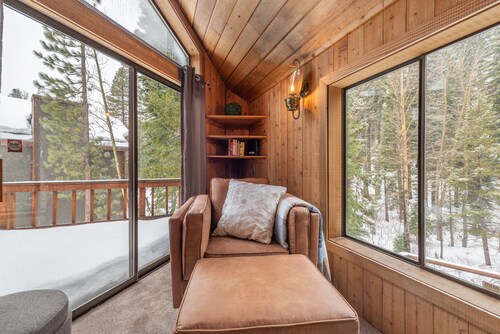 Alpine Getaway - N. Lake Tahoe, Hot Tub, Mountain Views