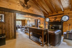 TV, fireplace - Dogs OK, Hot Tub, Lake View- Belle's Bungalow (Carnelian Bay)