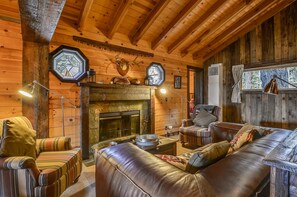 TV, fireplace - Dogs OK, Hot Tub, Lake View- Belle's Bungalow (Carnelian Bay)
