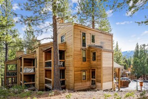 Exterior - Stay in Northstar,  Ski Shuttle, Hot Tub- Out of Bounds (Truckee)