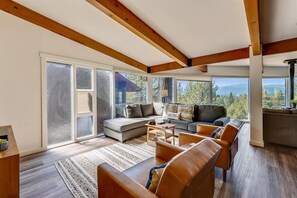 Smart TV, fireplace, DVD player - Lake View, Short Drive to Beach, Pool Table, Dogs Ok- Kings Beach Lookout (Kings Beach)