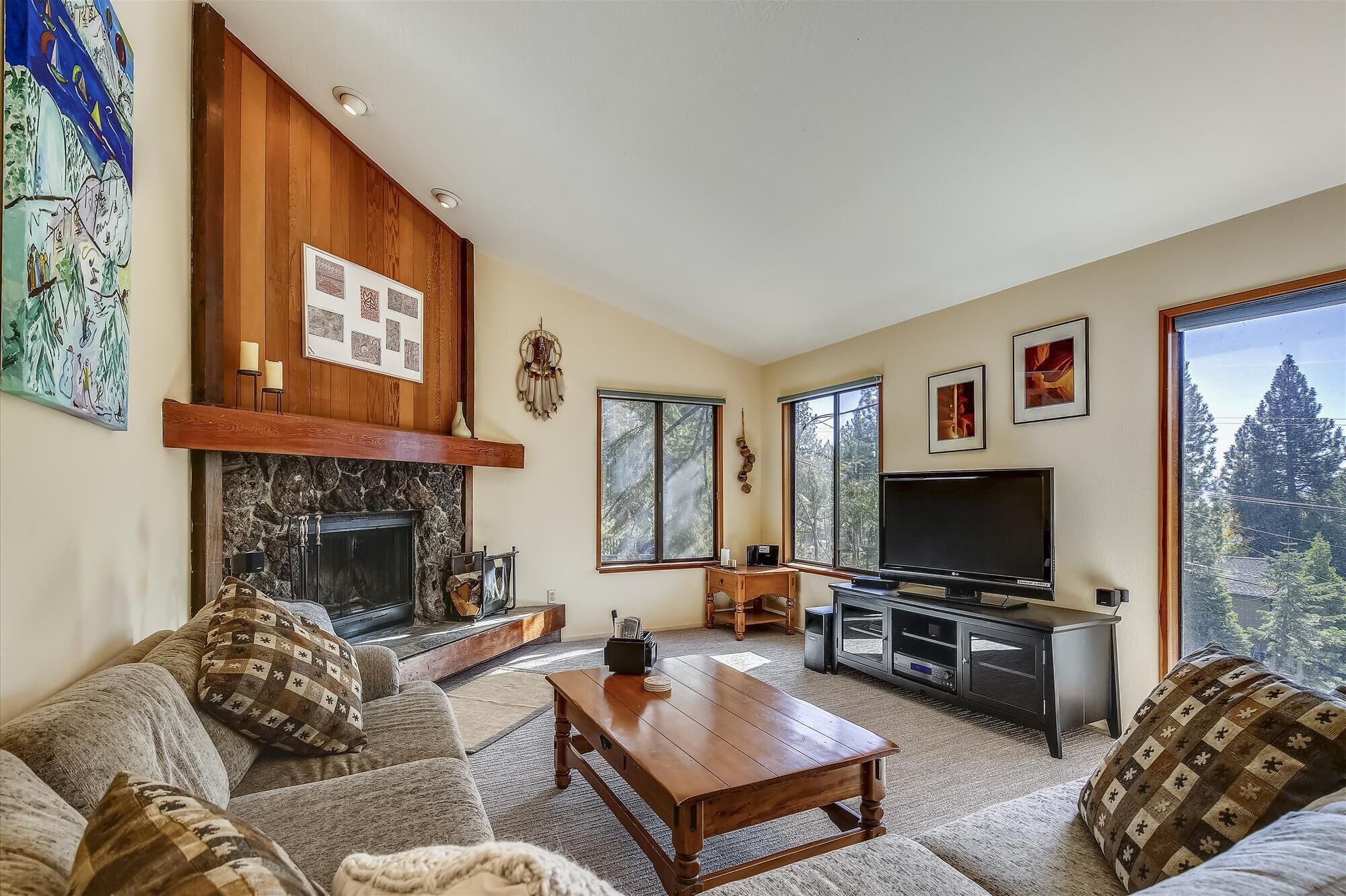 Fernseher, Kamin, DVD-Player, Stereoanlage