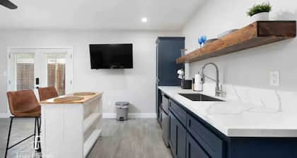 Charming Guest House with Kitchenette and W/D!