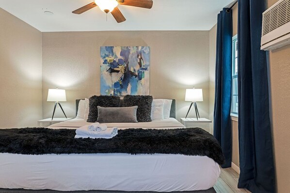 1 bedroom, desk, iron/ironing board, travel cot - The Palm Flats 07! Zoo! Museums! Medical Center! (Houston)