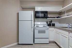 Fridge, microwave, oven, stovetop - The Palm Flats 07! Zoo! Museums! Medical Center! (Houston)
