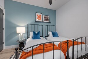 2 habitaciones, tabla de planchar con plancha y cuna de viaje 