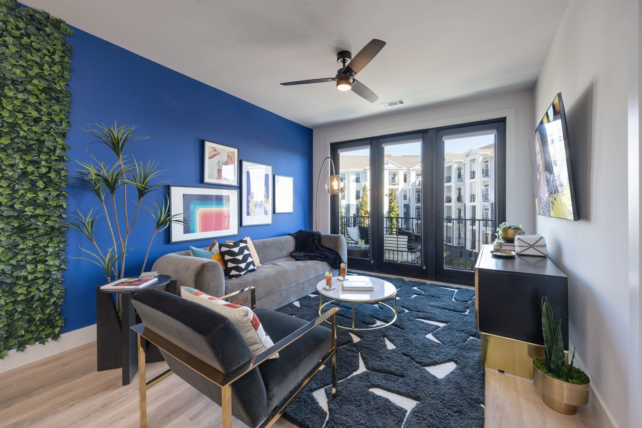 Una Smart TV, libros