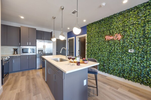 Kylskåp, mikrovågsugn, ugn och spishäll