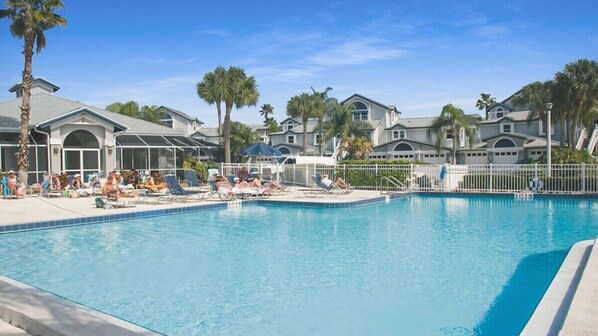 حمّام سباحة مُدفَّأ