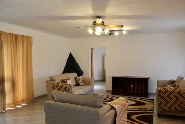 Apartment | 2 bedrooms - 2 Bedroomed House With a Lovely Garden - 2177 (Mutare)