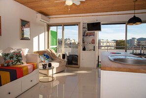 TV - Au Lavandou, beau studio 25m² + terrasse, vue mer et centre ville. (LE LAVANDOU)