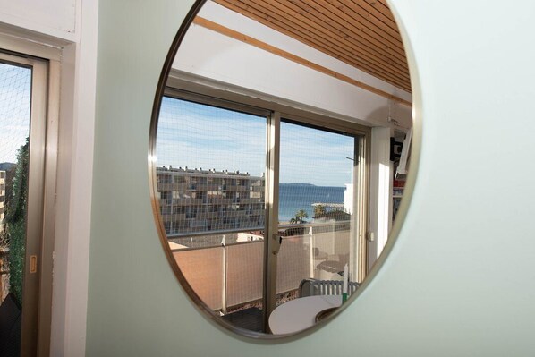 Interior - Au Lavandou, beau studio 25m² + terrasse, vue mer et centre ville. (LE LAVANDOU)