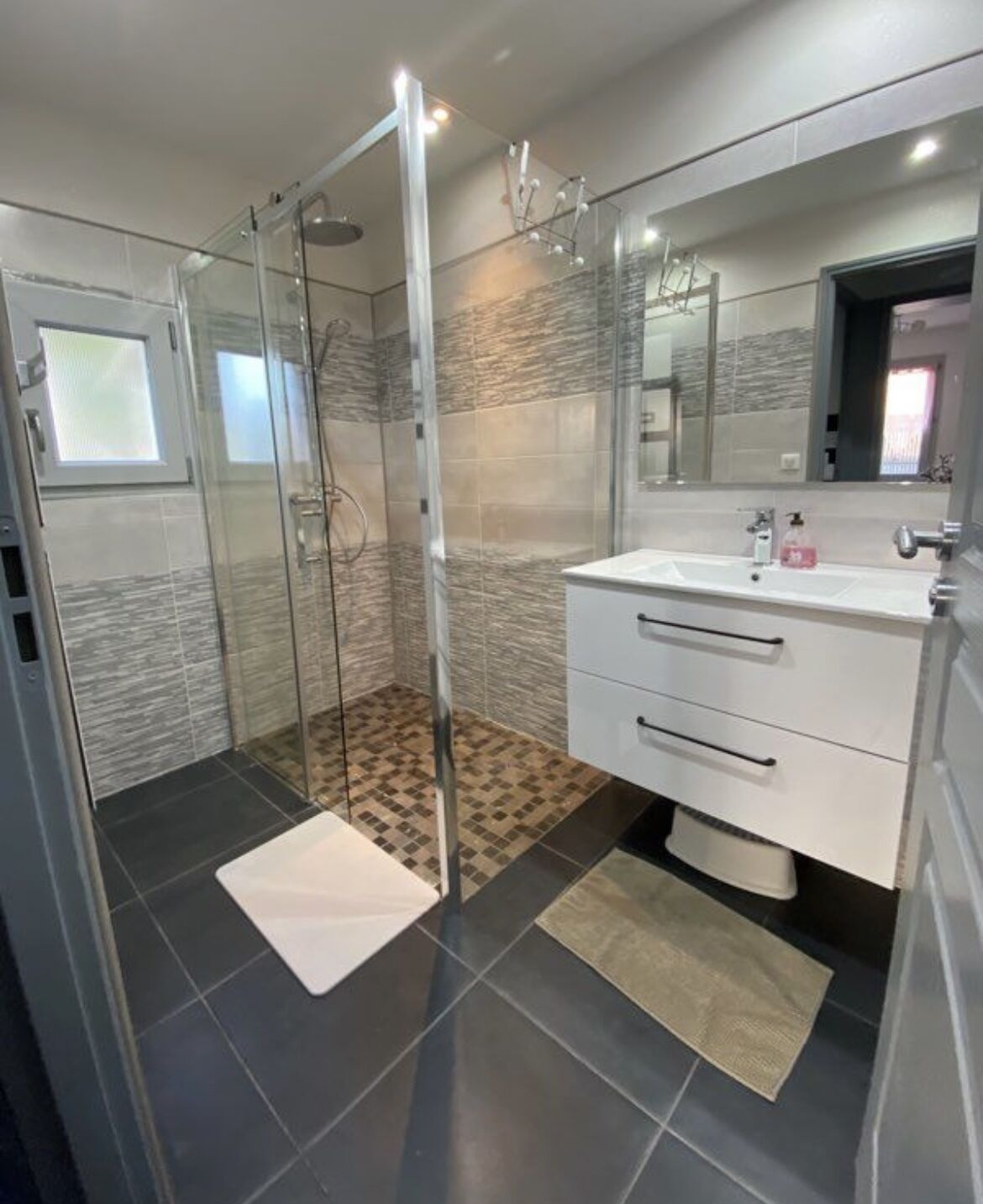 Dusch, hårtork, handdukar och tvål