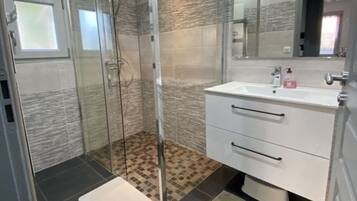 Douche, sèche-cheveux, serviettes fournies, savon