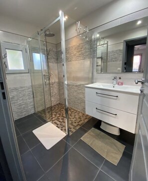 Een douche, een haardroger, handdoeken, zeep