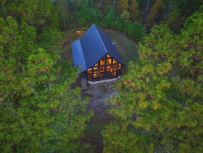 Eine Hütte, umgeben von dichtem Wald.