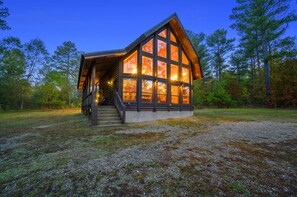 Exterior - Daydream Chalet · Hideaway: Nature Views, Kids Playroom & Cozy Balcony (Broken Bow)