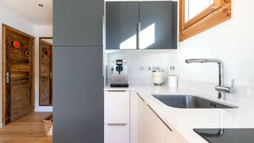 冷蔵庫、電子レンジ、オーブン、トースター