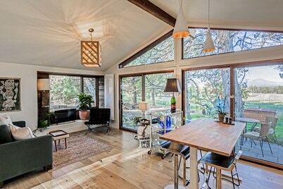 Private modern mid century cabin, mountain views, hot tub, 15 minutes to bend!