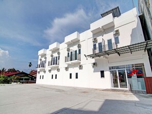 Front of property - Hotel O Penginapan Sarinah SyariahNearRM Beringin Indah (Pangkalan Kuras)