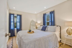 2 slaapkamers, een bureau, een strijkplank/strijkijzer, reisbedje