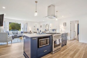 Fridge, microwave, oven, stovetop - Cute bungalow blocks to Stadium (Annapolis)