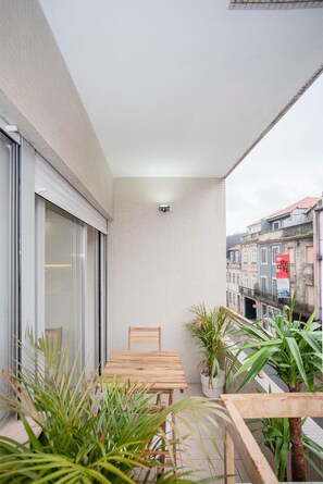 Outdoor dining - Liiiving in Porto - Modern Design Home (Kids Friendly) (Porto)