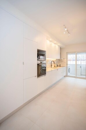 ثلاجة، ميكروويف، فرن، موقد طهي مسطح