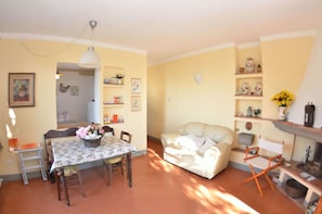 TV, fireplace - La Cipressa - San Gennaro ,Tuscany (San Gennaro)