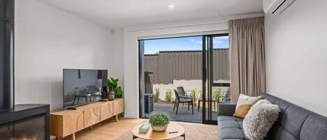 تلفزيون، مدفأة، مكتب