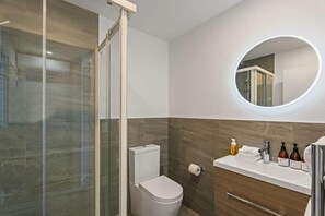 Douche, sĂšche-cheveux, serviettes fournies