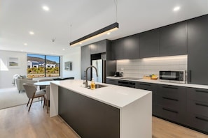 Fridge, microwave, oven, stovetop - Alpine Serenity Summa (Wanaka)
