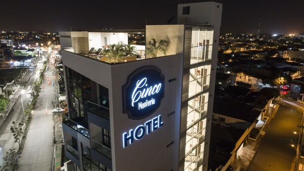 A hotel sign with the name "Cinco Monteria" and the word "HOTEL" below it. - Hotel Cinco Monteria (Montería)