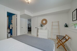 1 habitación, escritorio, tabla de planchar con plancha y cuna de viaje 