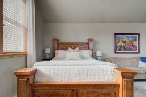Cozy Valley West Studio | Full Kitchen & Laundry