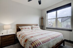 2 Schlafzimmer, Schreibtisch, Bügeleisen/Bügelbrett, Reisekinderbett