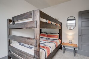 2 bedrooms, desk, iron/ironing board, travel cot - Spur of the Moment Getaway | Gallatin River Trail (Bozeman)
