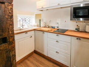 Réfrigérateur, bouilloire électrique, grille-pain