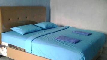 Deluxe Double Room | Laptop workspace, bed sheets