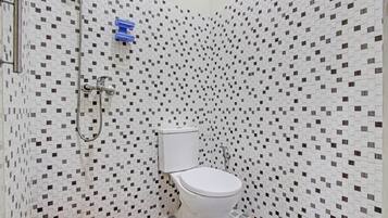 Deluxe Double Room | Bathroom | Shower, towels