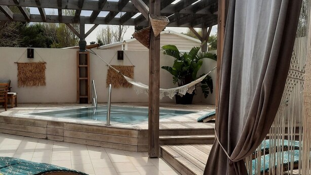 A covered outdoor area with a pool, wooden pergola, and a hammock. - Joli Mobilhome Climatisé, 4 Pers. Campingla Falaise Plage à 300m, Piscine (Narbonne)