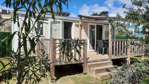 A mobile home with a deck, outdoor seating, and a covered patio area. - Joli Mobilhome Climatisé, 4 Pers. Campingla Falaise Plage à 300m, Piscine (Narbonne)