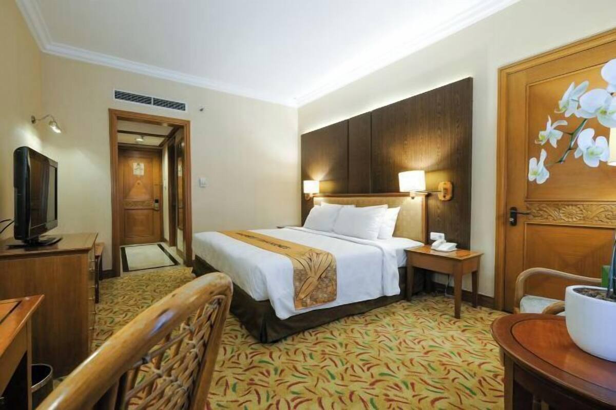 Escritorio, wifi gratis, ropa de cama