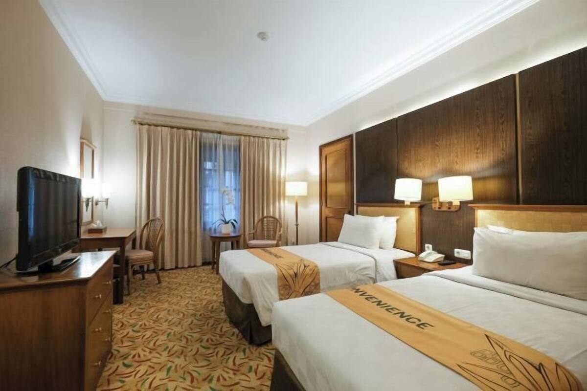 Escritorio, wifi gratis, ropa de cama