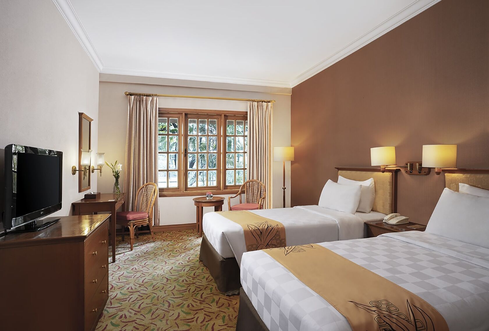 Executive Pool View Twin | Desk, free WiFi